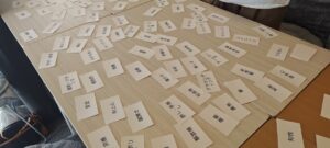 ずらっとテーブルに並べると圧巻のカードたち